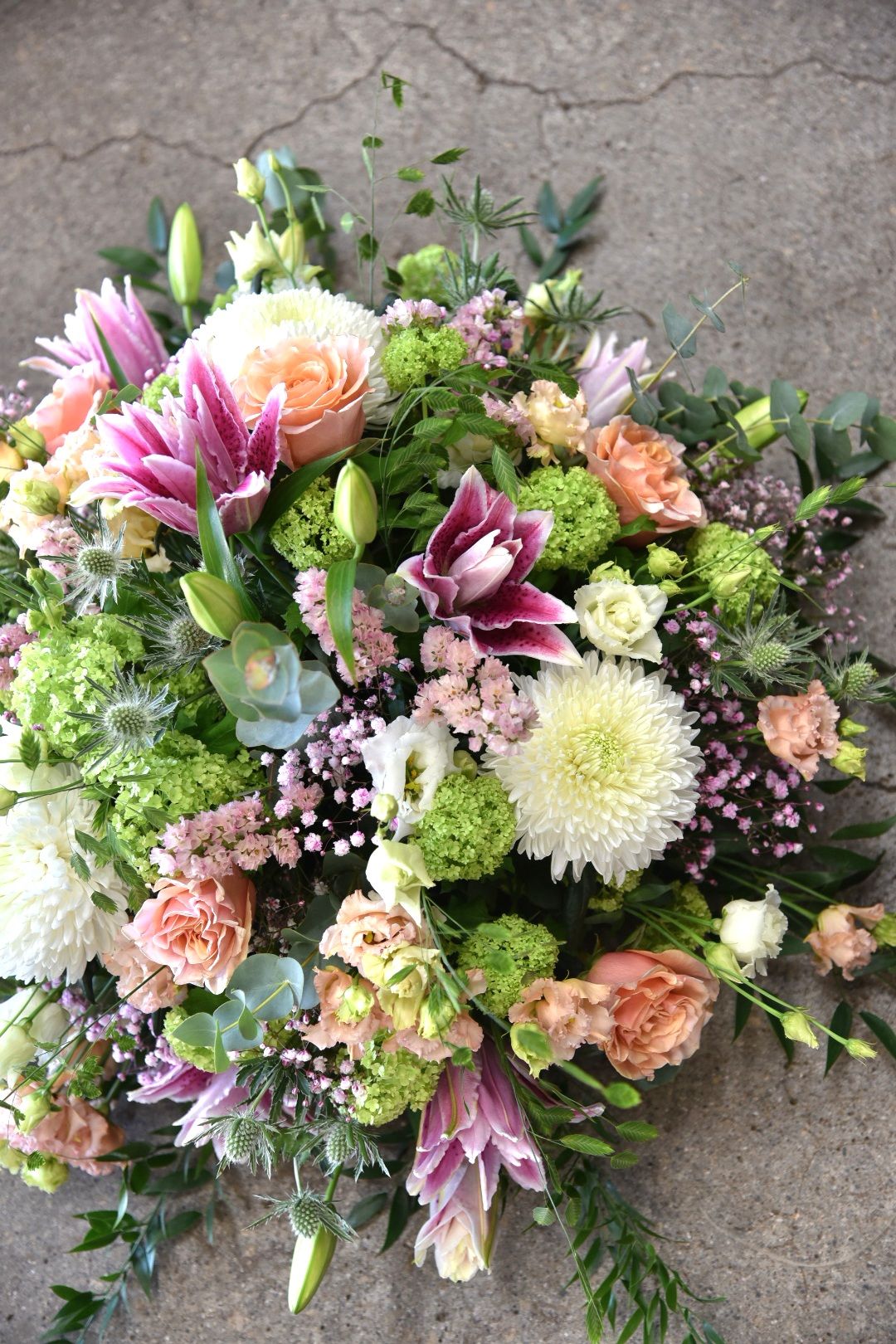 Composition de deuil aux tons doux