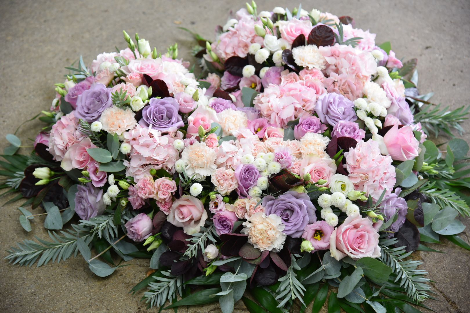 Hommage floral en blanc et vert